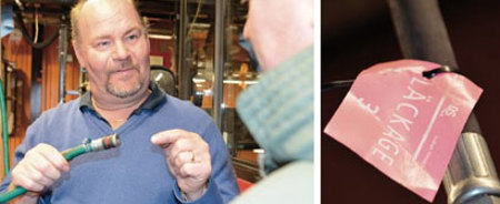 Reino Hedman på Midroc Electro AB visar några läckagepunkter och områden i riskzonen för läckage. 